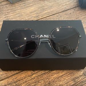 NIB Chanel Round Sunglasses - Dark Silver Brown Tortoise - Chanel Eyewear